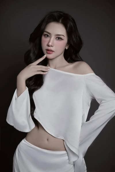 NSND Trần Nhượng là một trong những nghệ sĩ gạo cội, góp phần quan trọng vào sự phát triển của nền điện ảnh Việt Nam. Ngoài sự nghiệp nghệ thuật đáng nể, ông còn được biết đến với cuộc sống gia đình hạnh phúc cùng những đứa con xinh đẹp và tài năng. Trong số đó, cô con gái của NSND Trần Nhượng là Trần Hoàng Anh Phương đặc biệt gây ấn tượng với sắc vóc xinh đẹp, khiến không ít người ngỡ ngàng mỗi khi nhìn thấy.