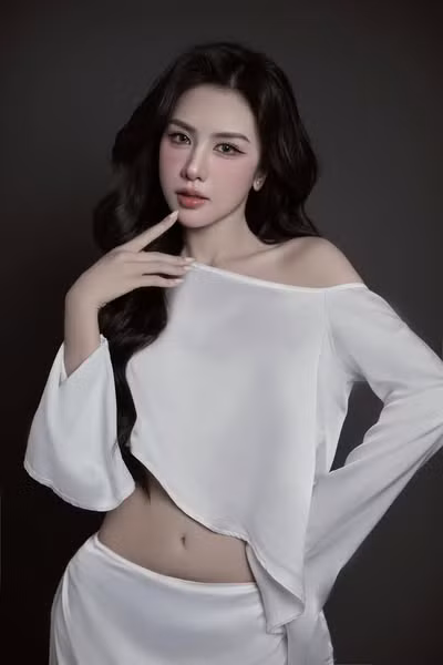 NSND Trần Nhượng là một trong những nghệ sĩ gạo cội, góp phần quan trọng vào sự phát triển của nền điện ảnh Việt Nam. Ngoài sự nghiệp nghệ thuật đáng nể, ông còn được biết đến với cuộc sống gia đình hạnh phúc cùng những đứa con xinh đẹp và tài năng. Trong số đó, cô con gái của NSND Trần Nhượng là Trần Hoàng Anh Phương đặc biệt gây ấn tượng với sắc vóc xinh đẹp, khiến không ít người ngỡ ngàng mỗi khi nhìn thấy.