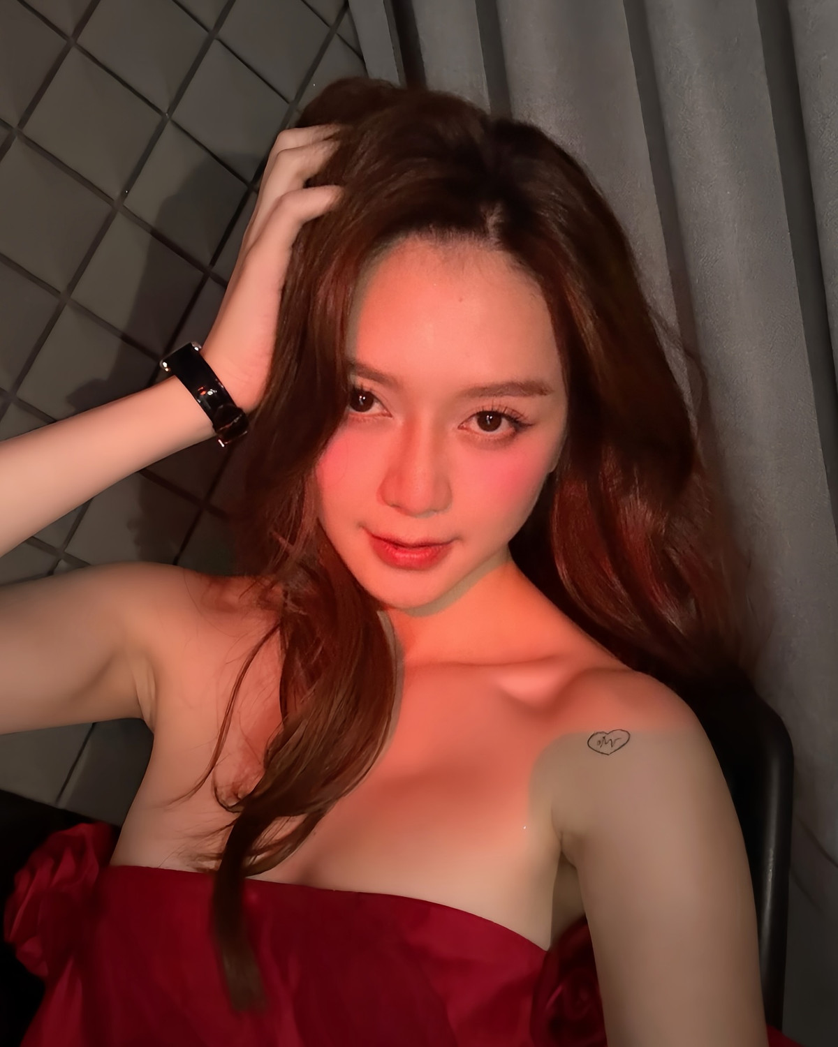 Không cần hở bạo, không cần tạo dáng cầu kỳ – chỉ một ánh nhìn thoáng qua cũng đủ khiến cộng đồng mạng “đứng hình mất 5 giây”. Nhân vật đang khiến các fan say như điếu đổ đó chính là Thiều Bảo Trang – chị gái của nữ ca sĩ Thiều Bảo Trâm, trong loạt hình selfie mới đây được đăng tải lên trang cá nhân.