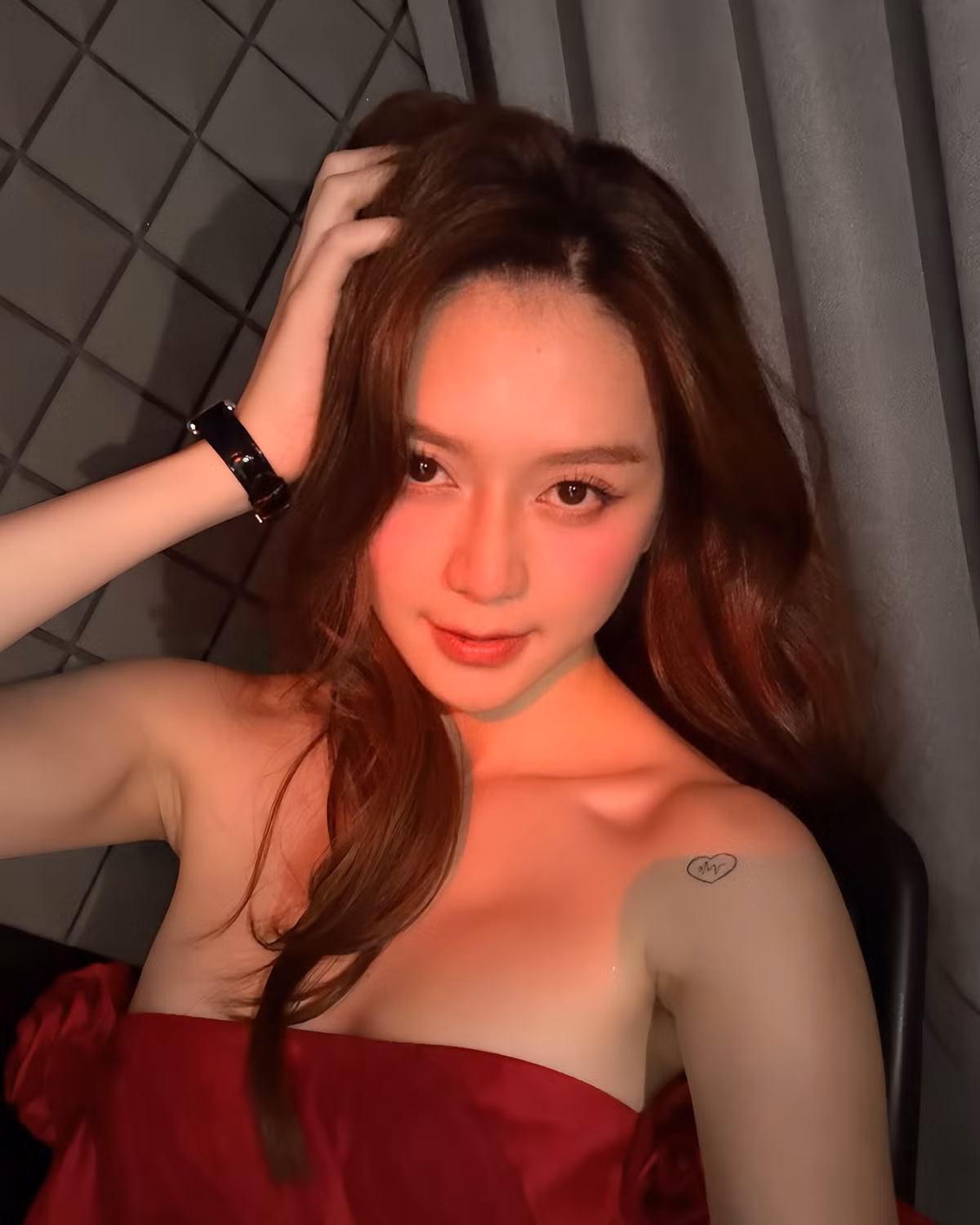 Không cần hở bạo, không cần tạo dáng cầu kỳ – chỉ một ánh nhìn thoáng qua cũng đủ khiến cộng đồng mạng “đứng hình mất 5 giây”. Nhân vật đang khiến các fan say như điếu đổ đó chính là Thiều Bảo Trang – chị gái của nữ ca sĩ Thiều Bảo Trâm, trong loạt hình selfie mới đây được đăng tải lên trang cá nhân.