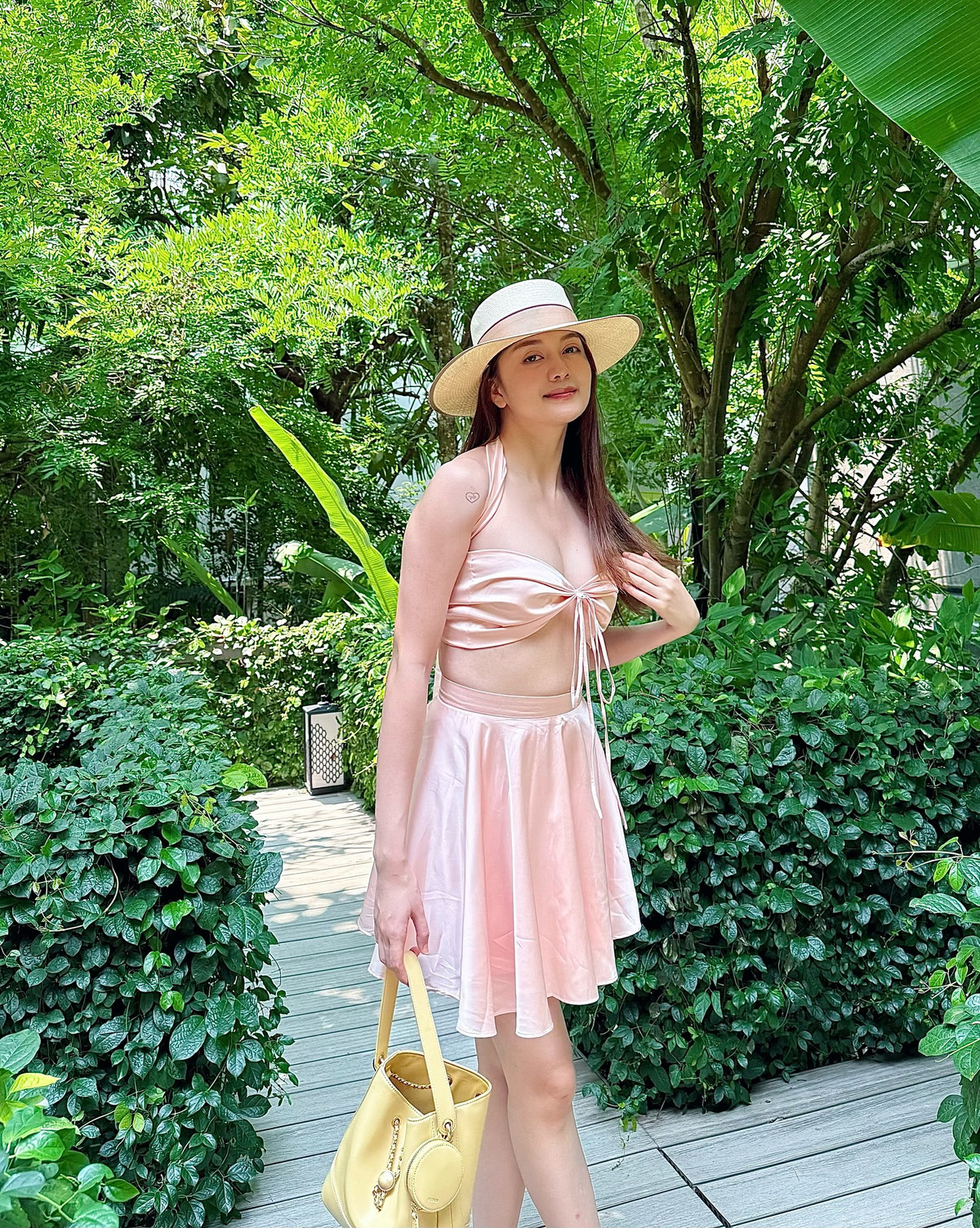 Dù không còn hoạt động âm nhạc rầm rộ như trước, cô vẫn giữ được sức hút riêng nhờ vẻ ngoài "hút hồn" và gu thời trang tinh tế.