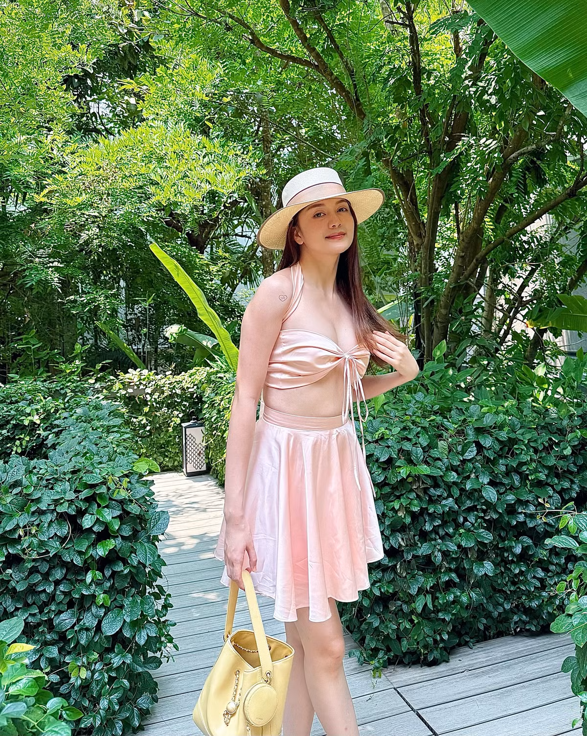 Dù không còn hoạt động âm nhạc rầm rộ như trước, cô vẫn giữ được sức hút riêng nhờ vẻ ngoài "hút hồn" và gu thời trang tinh tế.