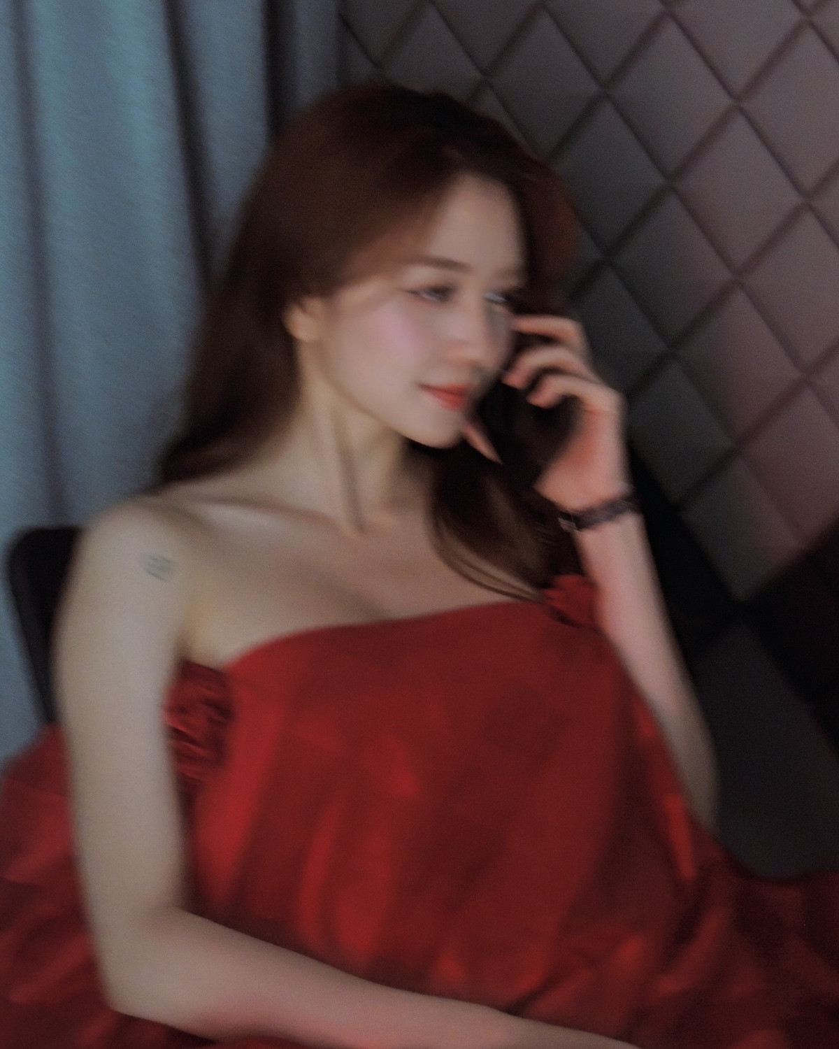 Trong loạt ảnh mới, Thiều Bảo Trang xuất hiện với vẻ ngoài thanh lịch nhưng vẫn cực kỳ thu hút. Điều đặc biệt là thần thái đỉnh cao đến từ ánh mắt sâu thẳm, nụ cười mơ màng và phong cách nhẹ nhàng nhưng sang chảnh.