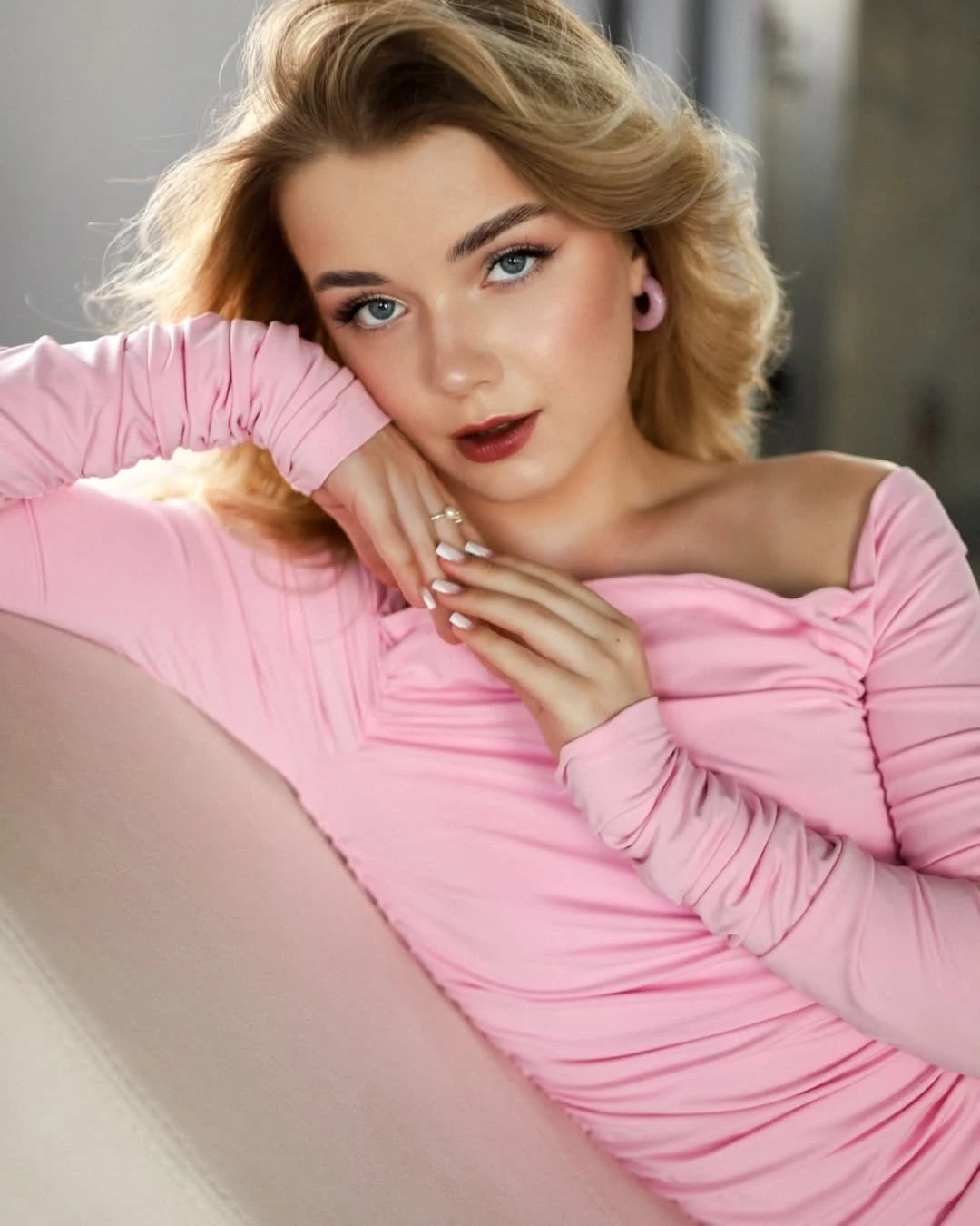 Anna tiếp tục theo đuổi đam mê người mẫu, đồng thời mở rộng hoạt động sang lĩnh vực vũ công và blogger.