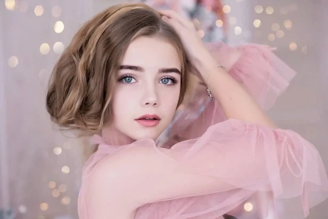 Anna Grudina, sinh năm 2004 tại Gomel, Belarus, từng được biết đến với danh hiệu "mẫu nhí xinh nhất thế giới" nhờ vẻ đẹp thiên thần và thần thái cuốn hút.