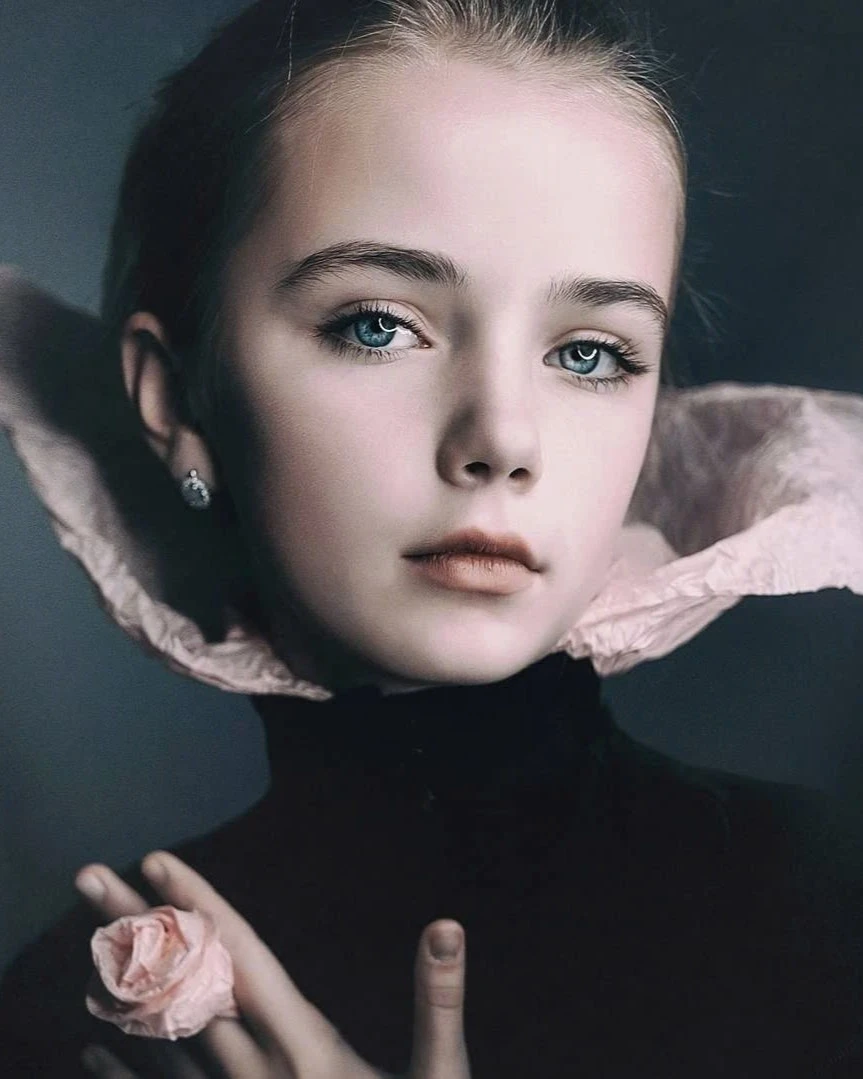 Năm 9 tuổi, cô giành chiến thắng trong cuộc thi "Little Princess of Gomel", mở ra con đường sự nghiệp người mẫu đầy triển vọng.