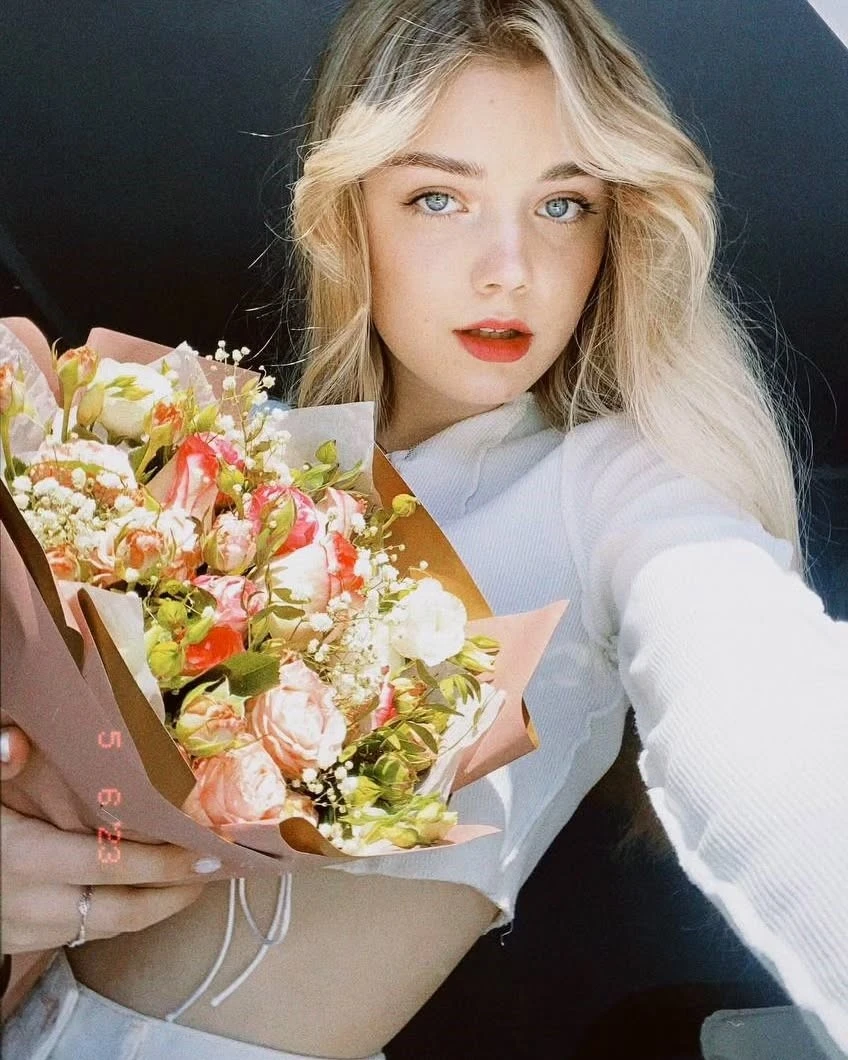 Với sự đồng hành và ủng hộ từ mẹ, bà Natalya, Anna luôn tự tin thử nghiệm nhiều phong cách khác nhau, từ ngọt ngào, trong sáng đến quyến rũ, cá tính. Sự đa dạng này giúp cô khẳng định vị trí của mình trong làng thời trang quốc tế.