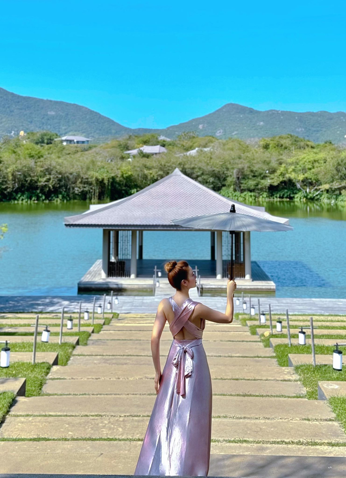 Đặc biệt, những thiết kế váy xẻ sâu luôn là lựa chọn yêu thích của Hạnh Sino, giúp cô khoe trọn đường cong quyến rũ và thần thái cuốn hút.