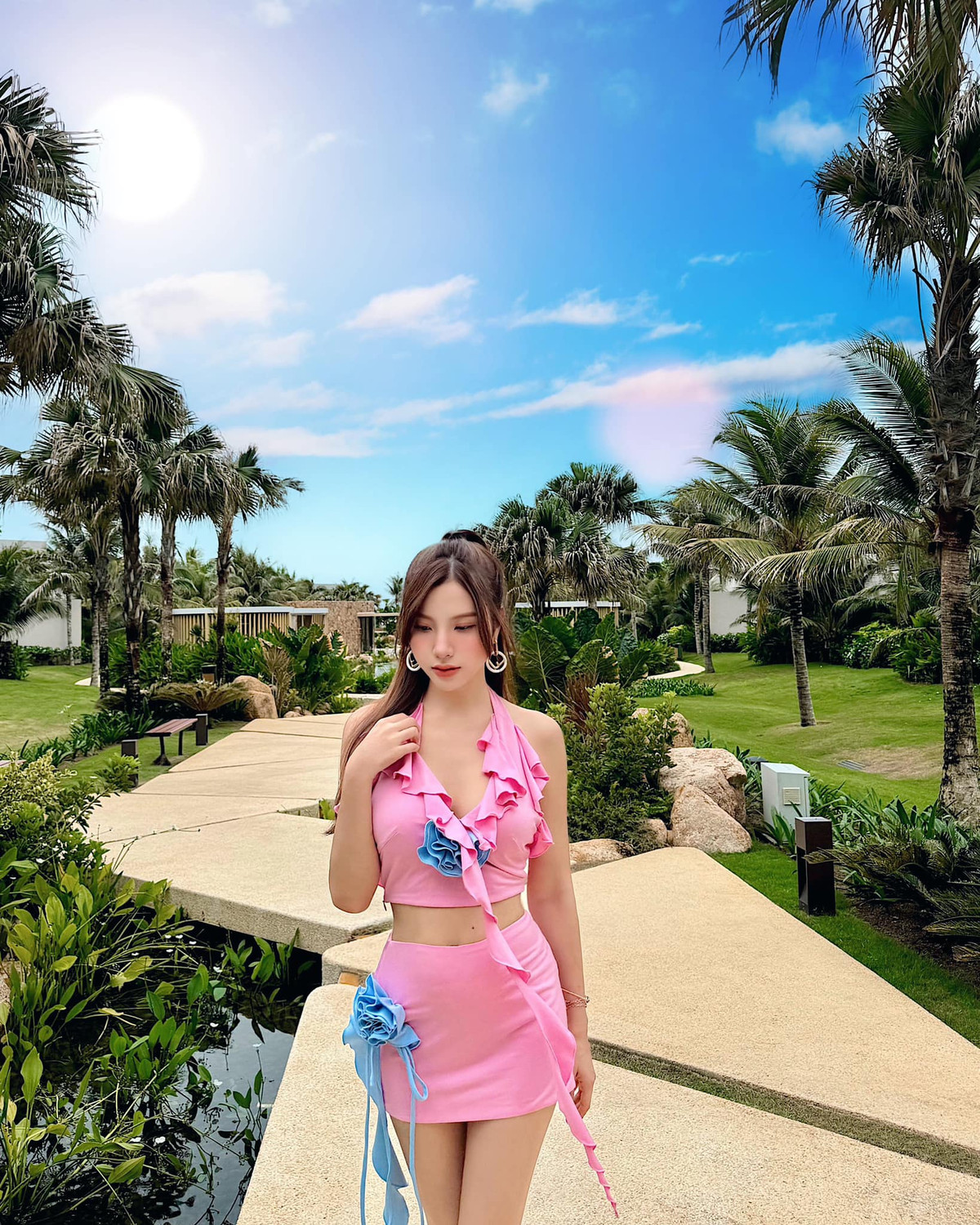 Sau khoảng thời gian "ở ẩn" sinh con, Hạnh Sino thu hút sự chú ý với vẻ ngoài xinh đẹp, quyến rũ, có cuộc sống sang chảnh và thường xuyên tụ tập cùng hội bạn thân toàn "phú bà" giàu có.