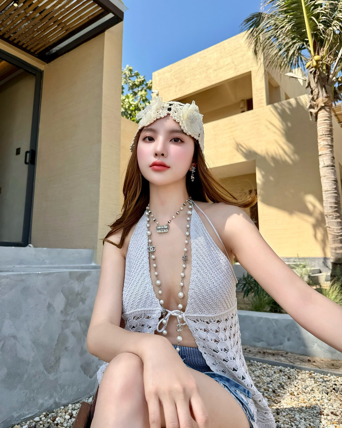 Các thiết kế xẻ sâu giúp cô khoe trọn đôi chân dài thon gọn, vòng eo săn chắc và bờ vai quyến rũ.