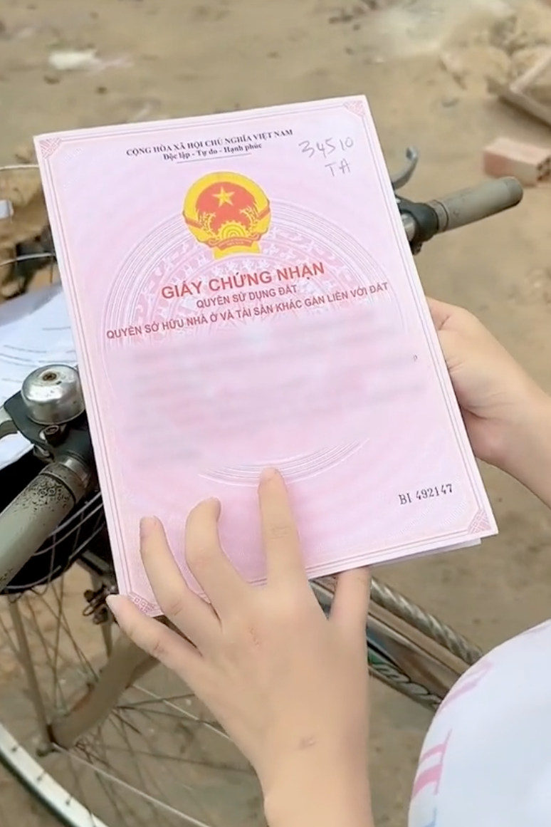 Suốt 10 năm, bà không để con trai và con dâu "dựa hơi" bố mẹ, mà khéo léo để hai người sống riêng, tự lập từ A-Z. Tuy nhiên, bà vẫn âm thầm thuê người giúp việc hỗ trợ con dâu để cô không quá vất vả.