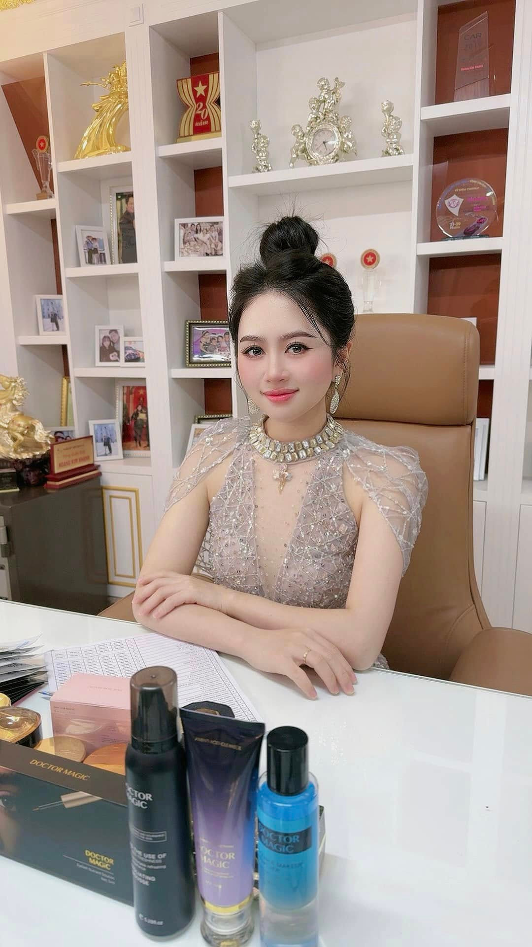 Mỹ Duyên đồng hành cùng mẹ chồng trong mọi sự kiện, từ công việc kinh doanh, các hoạt động thiện nguyện, đến sinh hoạt thường ngày.