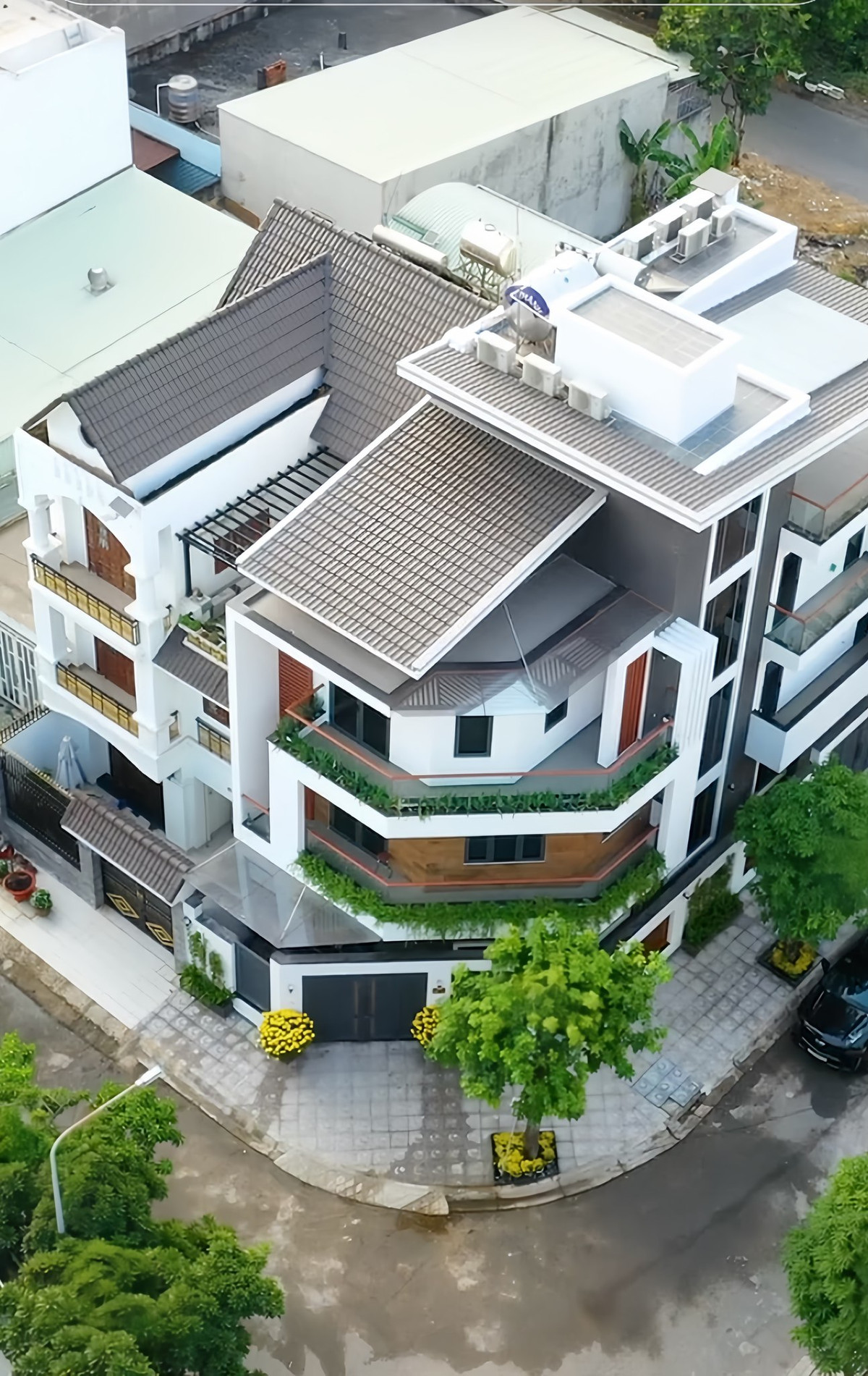 Sau hành trình 10 năm sống riêng, bà Mai chính thức “chốt đơn” món quà khiến ai cũng ước được làm dâu bà – một căn biệt thự 5 tầng hiện đại, sang chảnh, nằm sát bên “biệt phủ” 4.000m² của chính bà. Thiết kế biệt thự mang hơi thở trẻ trung, tối giản, cực kỳ hợp gu với vợ chồng trẻ.