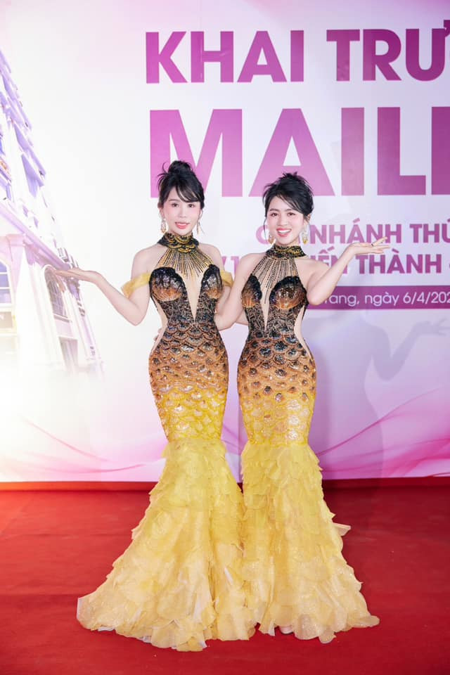 Là mẹ chồng - con dâu nhưng cả hai thường xuyên mặc đồ đôi cùng nhau, thậm chí mẹ chồng còn không tiếc tiền sắm đồ hiệu đắt đỏ cho cô con dâu của mình.