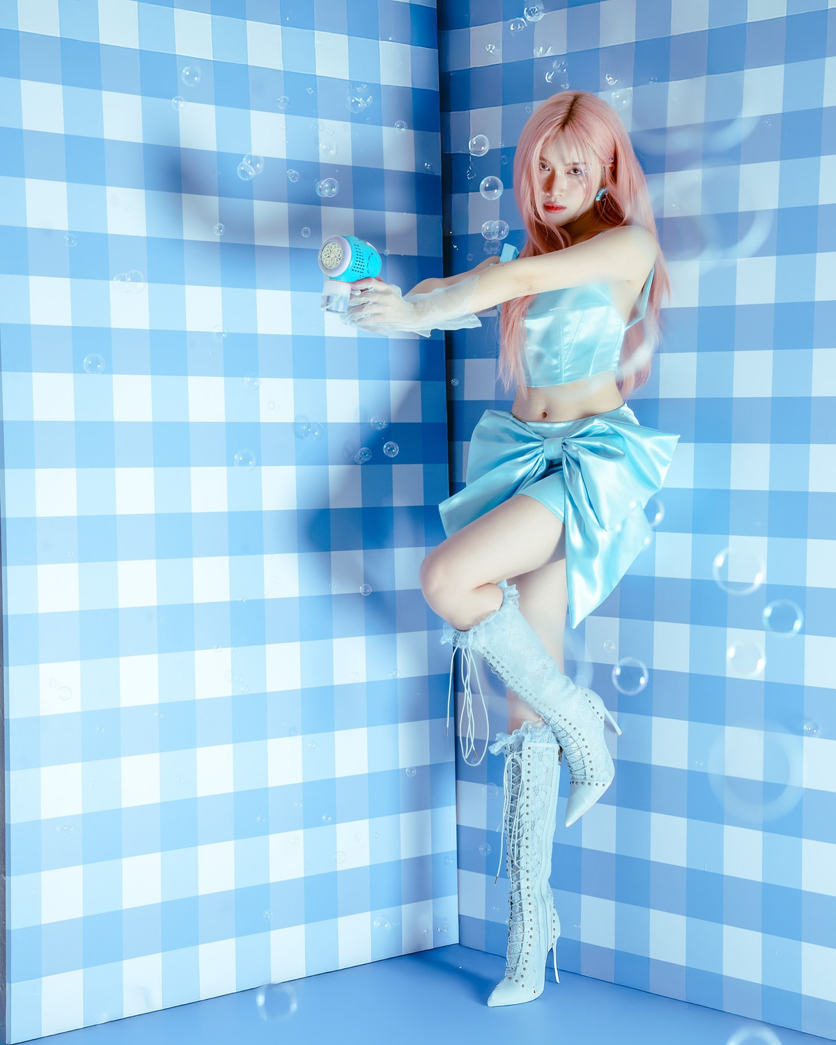 Bộ trang phục ôm sát tôn trọn đường cong, cut-out tinh tế khoe eo thon và vòng một quyến rũ, đi kèm đôi boot cao đến gối được thắt nơ tỉ mỉ – tất cả tạo nên một tổng thể thời trang mãn nhãn, vừa lộng lẫy vừa thời thượng.