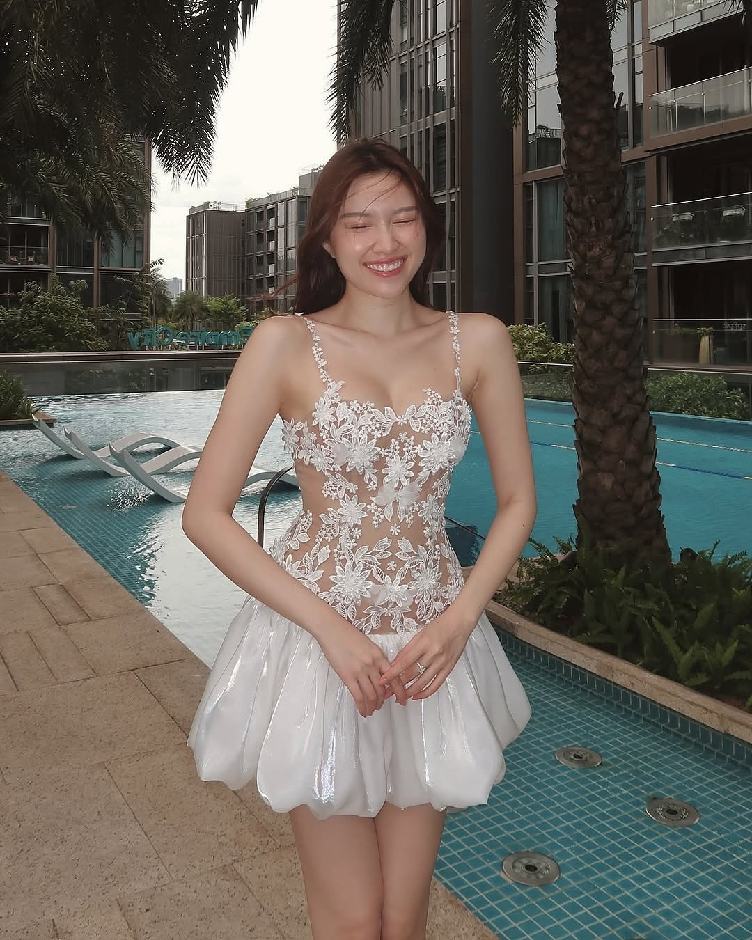 Với hơn 142.000 người theo dõi trên Instagram, cô không ngừng làm mới hình ảnh của mình – từ thanh lịch, năng động đến quyến rũ đỉnh cao.