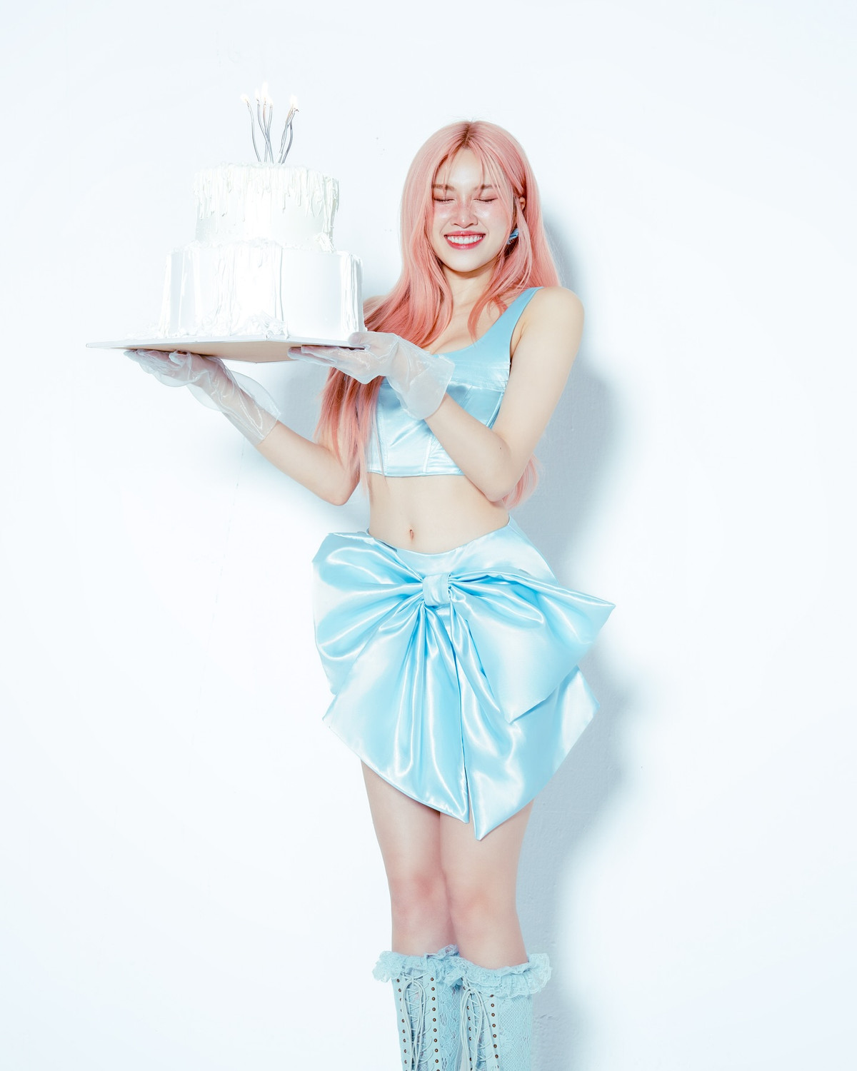 Cô nàng lựa chọn gam màu xanh baby làm tông chủ đạo – phối hợp cùng mái tóc hồng pastel và layout makeup nhẹ nhàng nhưng quyến rũ, tạo nên hình ảnh Barbie hiện đại, vừa đáng yêu vừa sắc sảo.