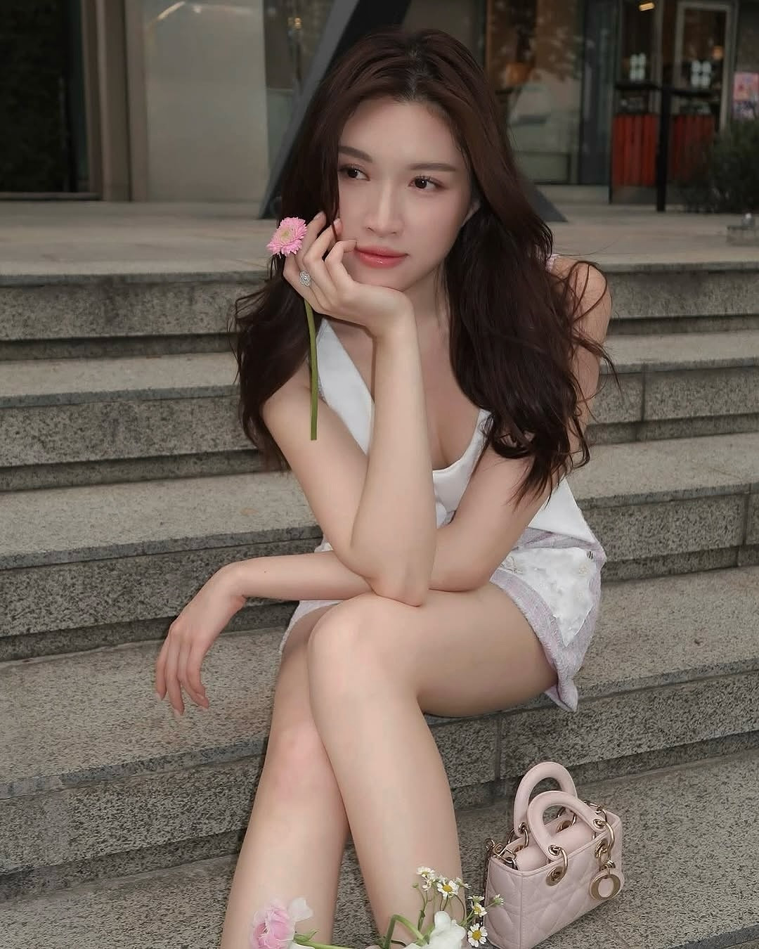 Trong những hình ảnh đời thường, nữ MC khéo léo kết hợp các item đơn giản, năng động nhưng cũng rất thanh lịch.