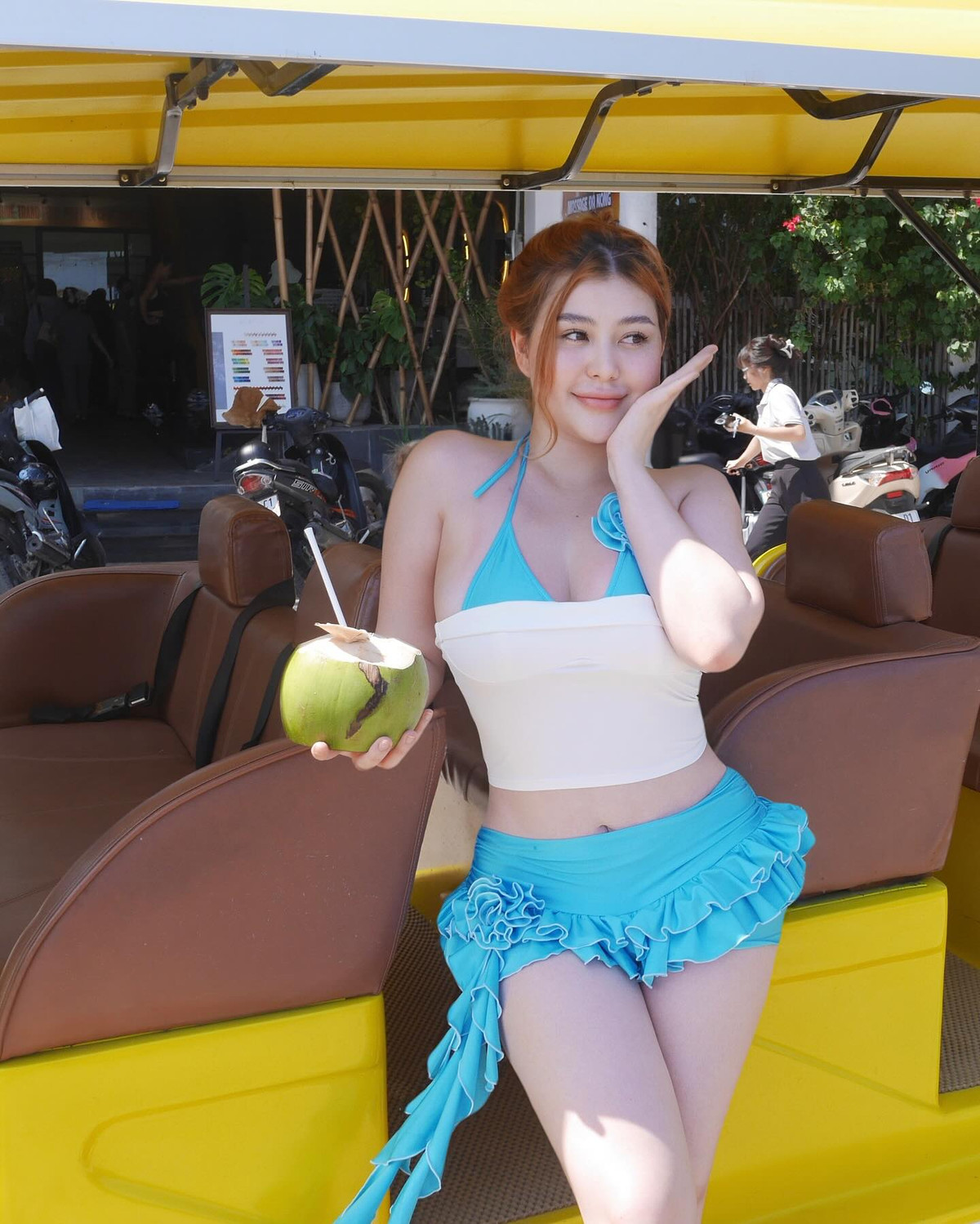 Trong một lần đi biển khác, cô nàng lựa chọn thiết kế bikini màu xanh trời neon bắt mắt, kết hợp với áo quây trắng giúp tổng thể tinh tế và lạ mắt hơn.