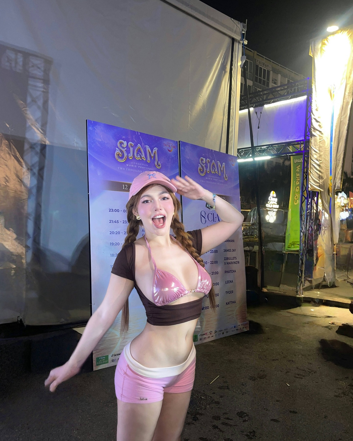 Kiểu tóc tết hai bên phối cùng mũ lưỡi trai càng tôn thêm vẻ dễ thương, đáng yêu xen lẫn nét quyến rũ rất riêng.