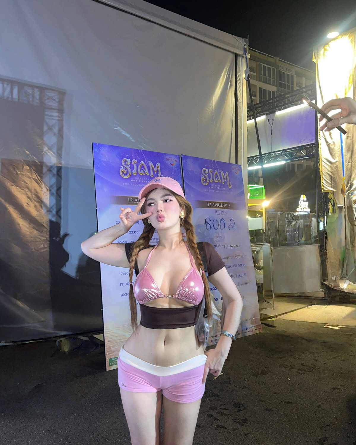 Không chỉ ghi điểm bởi visual nổi bật, cô nàng còn cực kỳ "bắt trend" với biểu cảm rạng rỡ, năng động và gu thời trang chuẩn lễ hội.