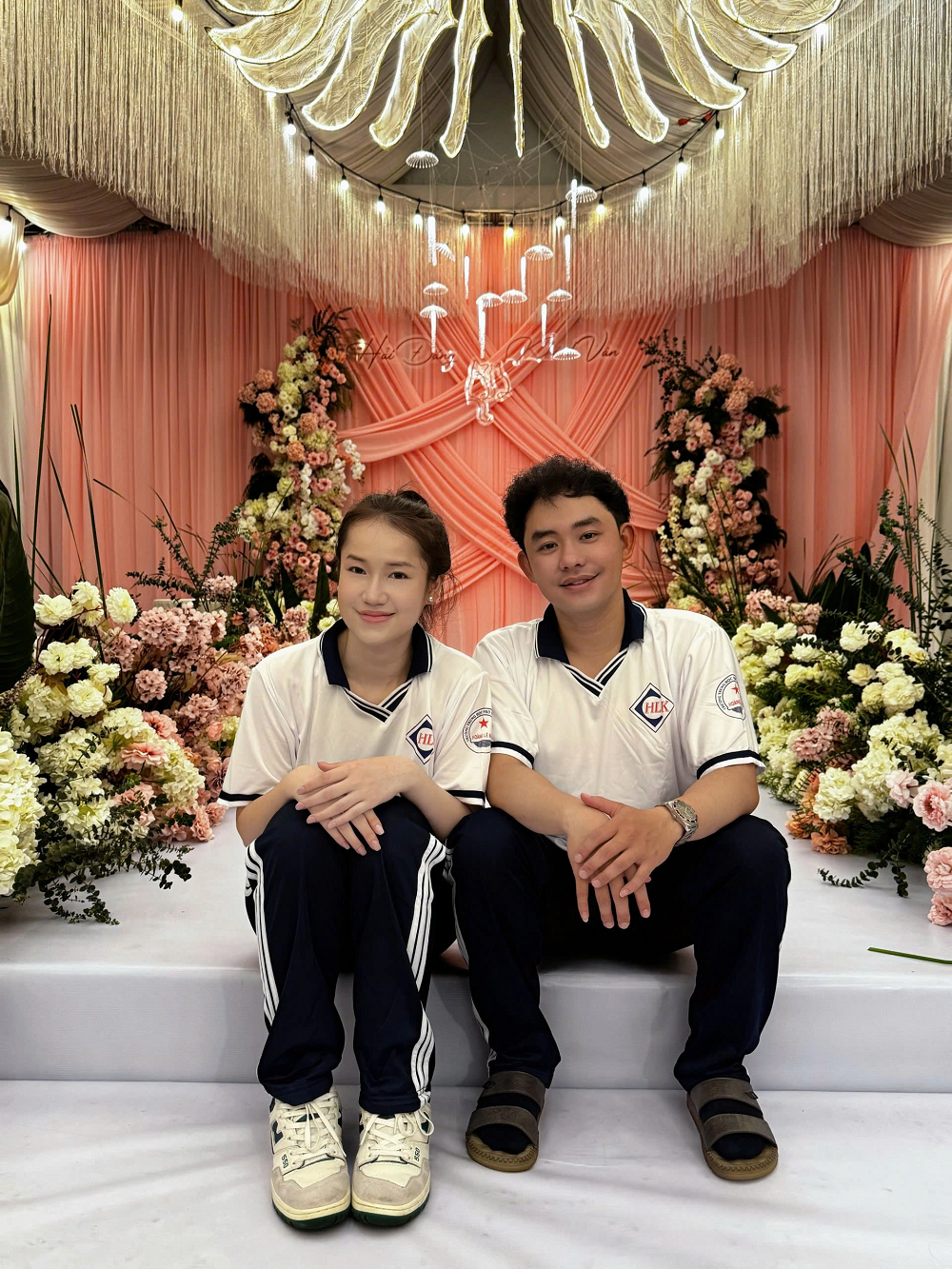 Được biết, nhân vật chính trong đoạn clip gây “bão” đó là cô dâu Khánh Vân và chú rể Hải Đăng, cùng sinh năm 1995, gắn bó với nhau từ thuở còn là những cô cậu học trò ngồi chung ghế lớp học. Hôn lễ của cặp đôi vừa tổ chức tại quê nhà Tây Ninh hôm 6/4.