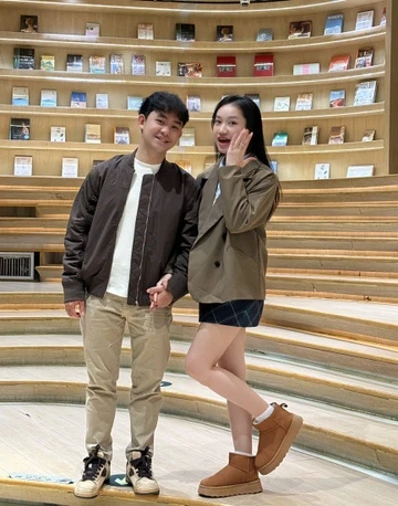 Hình ảnh cô dâu mặc đồng phục học sinh tại lễ cưới không chỉ là điểm nhấn cảm động cho ngày trọng đại của cả hai, mà còn khiến cộng đồng mạng bồi hồi nhớ về những mối tình đầu, những kỷ niệm học trò ngây ngô mà ngọt ngào.