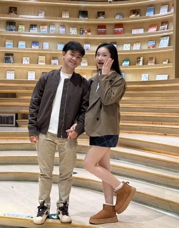 Hình ảnh cô dâu mặc đồng phục học sinh tại lễ cưới không chỉ là điểm nhấn cảm động cho ngày trọng đại của cả hai, mà còn khiến cộng đồng mạng bồi hồi nhớ về những mối tình đầu, những kỷ niệm học trò ngây ngô mà ngọt ngào.