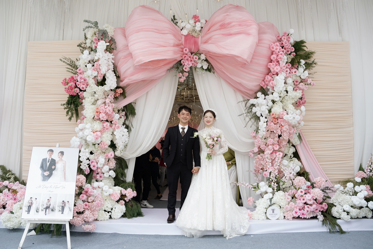 Không chỉ là một màn “first look” độc đáo, đó còn là lời nhắc dịu dàng về hành trình yêu thương đầy kỷ niệm. Cặp đôi từng cùng học trường THPT chuyên Hoàng Lê Kha (Tây Ninh), Khánh Vân học chuyên Lý, còn Hải Đăng học chuyên Anh nhưng lại giỏi Hóa, thường xuyên sang nhà kèm cô học.