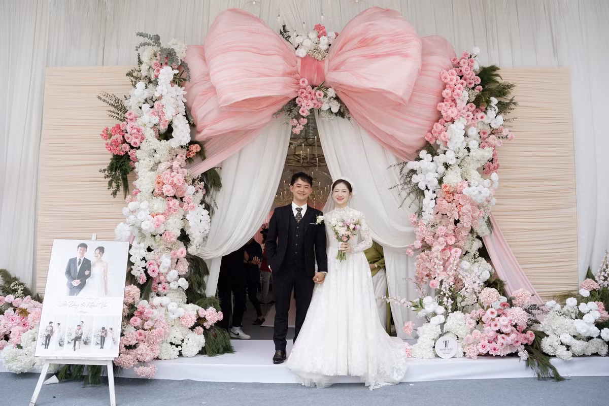 Không chỉ là một màn “first look” độc đáo, đó còn là lời nhắc dịu dàng về hành trình yêu thương đầy kỷ niệm. Cặp đôi từng cùng học trường THPT chuyên Hoàng Lê Kha (Tây Ninh), Khánh Vân học chuyên Lý, còn Hải Đăng học chuyên Anh nhưng lại giỏi Hóa, thường xuyên sang nhà kèm cô học.