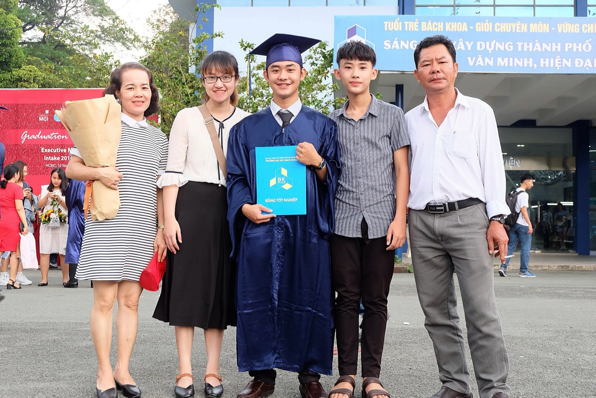 Thời gian trôi qua, cặp đôi ra trường rồi đi làm, cũng trải qua áp lực, bất đồng quan điểm và cãi vã. Thậm chí, họ cũng từng chia tay rồi mỗi người một nơi. Song, nhờ duyên số, cả hai lại trở về bên nhau.