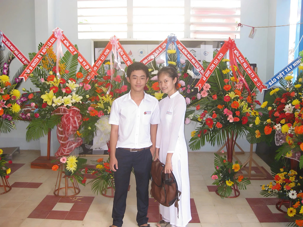 Từ những chiếc bánh mì treo lên hàng rào, những lần dậy sớm đón xe buýt để được gần nhau, đến những năm tháng cùng nhau vượt qua bệnh tật, chia tay rồi lại quay về, họ đã nắm tay nhau đi qua biết bao cung bậc của tình yêu.