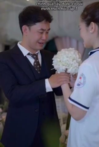 Trong tiệc cưới diễn ra vào tối 5/4, Khánh Vân rủ Hải Đăng quay "first look" (khoảnh khắc lần đầu tiên chú rể nhìn thấy cô dâu trước khi bước vào lễ đường) để có tư liệu cho video cưới.