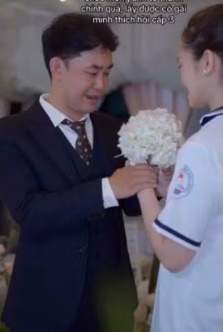 Trong tiệc cưới diễn ra vào tối 5/4, Khánh Vân rủ Hải Đăng quay "first look" (khoảnh khắc lần đầu tiên chú rể nhìn thấy cô dâu trước khi bước vào lễ đường) để có tư liệu cho video cưới.