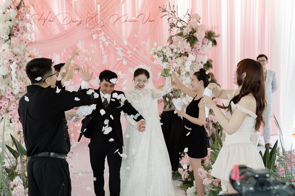 Mới đây, mạng xã hội rộn ràng chia sẻ loạt hình ảnh trong một lễ cưới đặc biệt diễn ra tại Tây Ninh. Không váy cưới lộng lẫy, không layout trang điểm cầu kỳ, cô dâu xuất hiện trong bộ đồng phục học sinh giản dị, tay cầm hoa cưới, bước vào lễ đường trong sự xúc động nghẹn ngào của chú rể.