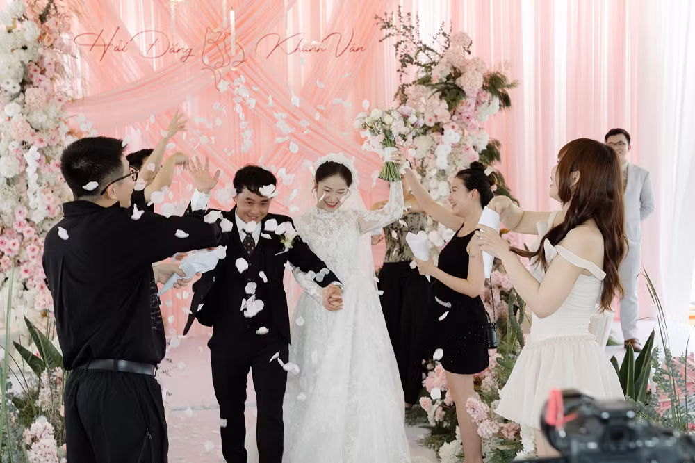 Mới đây, mạng xã hội rộn ràng chia sẻ loạt hình ảnh trong một lễ cưới đặc biệt diễn ra tại Tây Ninh. Không váy cưới lộng lẫy, không layout trang điểm cầu kỳ, cô dâu xuất hiện trong bộ đồng phục học sinh giản dị, tay cầm hoa cưới, bước vào lễ đường trong sự xúc động nghẹn ngào của chú rể.