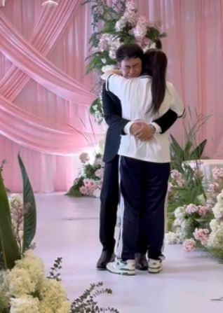 Trong buổi tiệc đó, Khánh Vân quyết định dành cho Hải Đăng một bất ngờ khó quên: thay vì váy cưới lộng lẫy như thường thấy, cô khoác lên mình bộ đồng phục học sinh – biểu tượng của tuổi thanh xuân cả hai từng trải qua cùng nhau. Khi nhìn thấy hình ảnh người bạn gái năm xưa bước đến bên mình, Hải Đăng đã không kiềm được nước mắt.