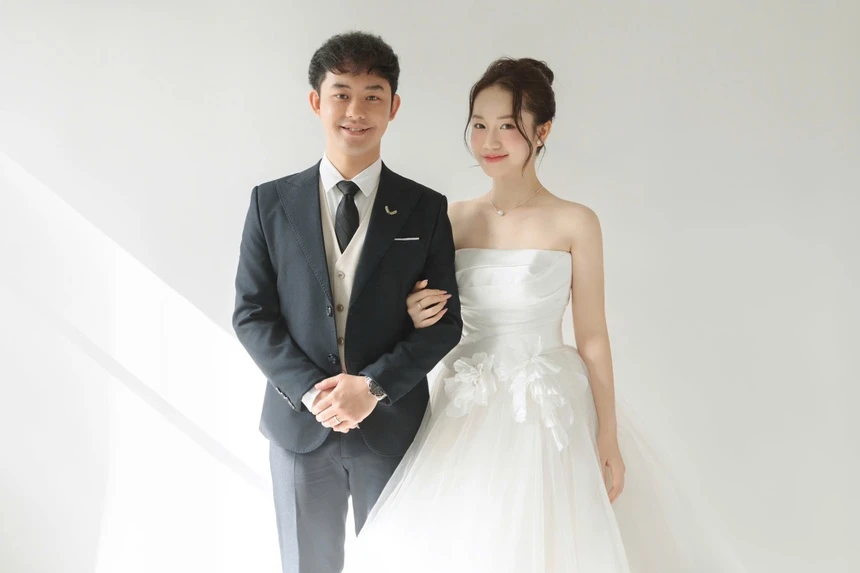 Những hình ảnh trong đám cưới nhanh chóng lan tỏa trên các nền tảng mạng xã hội. Đa phần đều bày tỏ sự xúc động và ngưỡng mộ tình yêu "từ ghế nhà trường đến lễ đường" của cặp đôi: “12 năm không phải khoảng thời gian ngắn, tình yêu học trò mà bền vững như vậy thật đáng quý.” “Đồng phục học sinh không chỉ là trang phục, mà là kỷ niệm, là minh chứng họ đã bên nhau từ những điều giản dị nhất.”