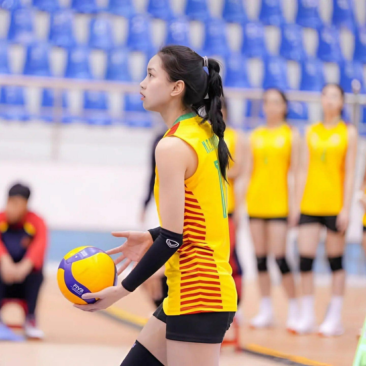 Cô sở hữu vóc dáng thể thao lý tưởng, với chiều cao nổi bật và hình thể cân đối, khỏe khoắn. Chính nhờ những yếu tố này mà Phương dễ dàng thu hút ánh nhìn mỗi khi xuất hiện, dù là trong bộ đồ thể thao hay những trang phục đời thường.