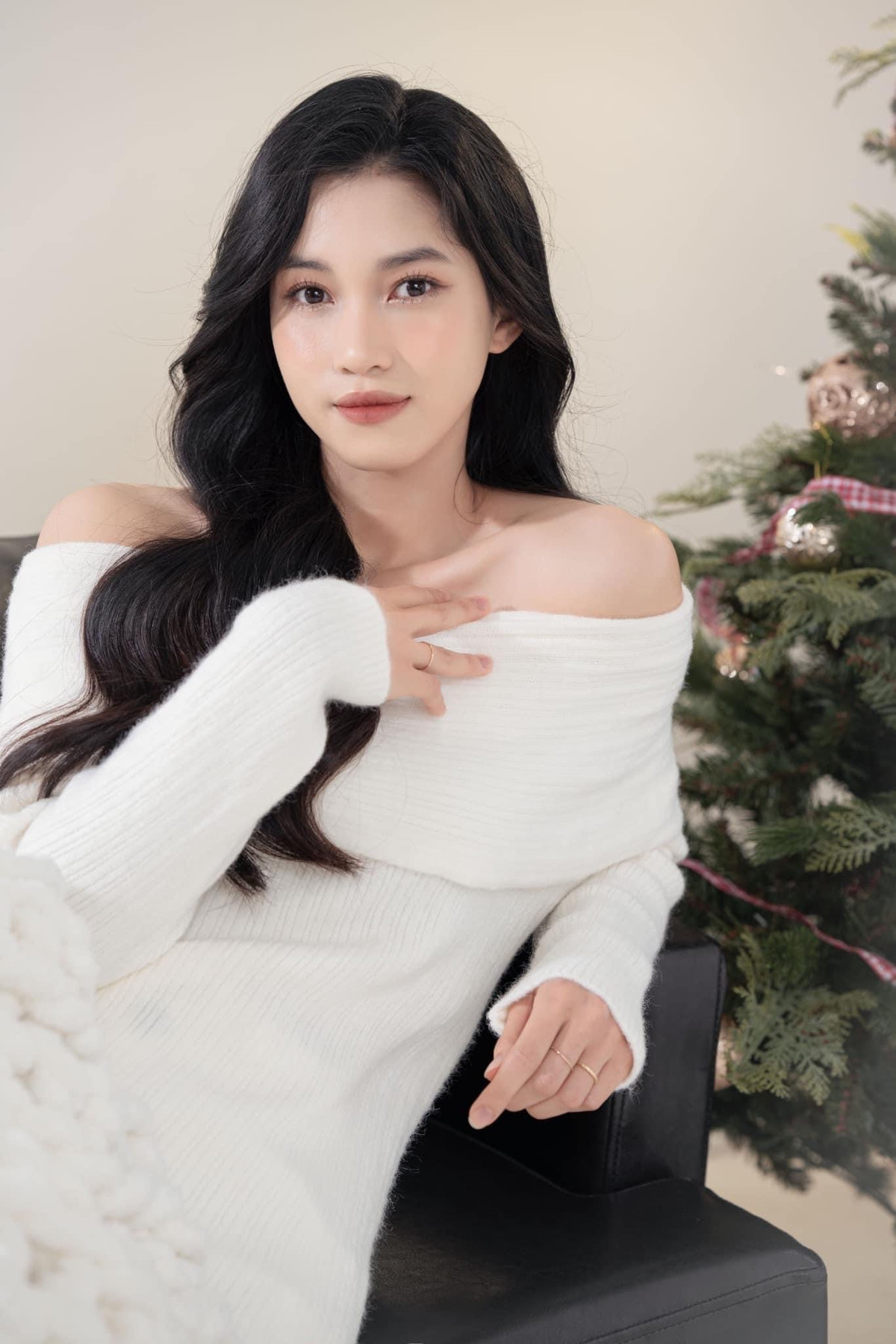 Nhờ chăm chỉ tập luyện, Hoa khôi bóng chuyền Việt Nam luôn giữ được thân hình cân đối. Nhờ sở hữu chiều cao 1m76, cô nàng có thể cân được nhiều loại trang phục khác nhau.