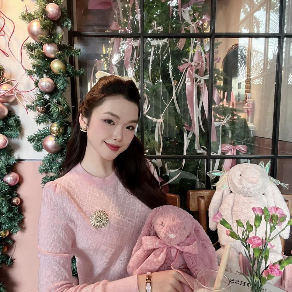 Ngoài ra, khoảnh khắc cô gái này trả lời phỏng vấn của phóng viên Đài Truyền hình Trung ương Trung Quốc bằng tiếng Trung với một thần thái rất tự tin cũng khiến nhiều người xuýt xoa.