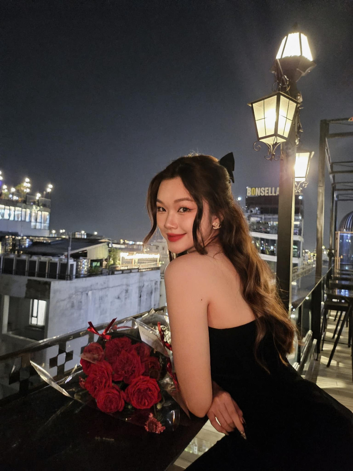 Không chỉ sở hữu nhan sắc xinh đẹp, thành tích học tập của Xuân Linh cũng rất đáng nể. Cô là học sinh giỏi nhiều năm liền trong 12 năm học phổ thông và được tuyển thẳng vào Học viện Ngoại giao.