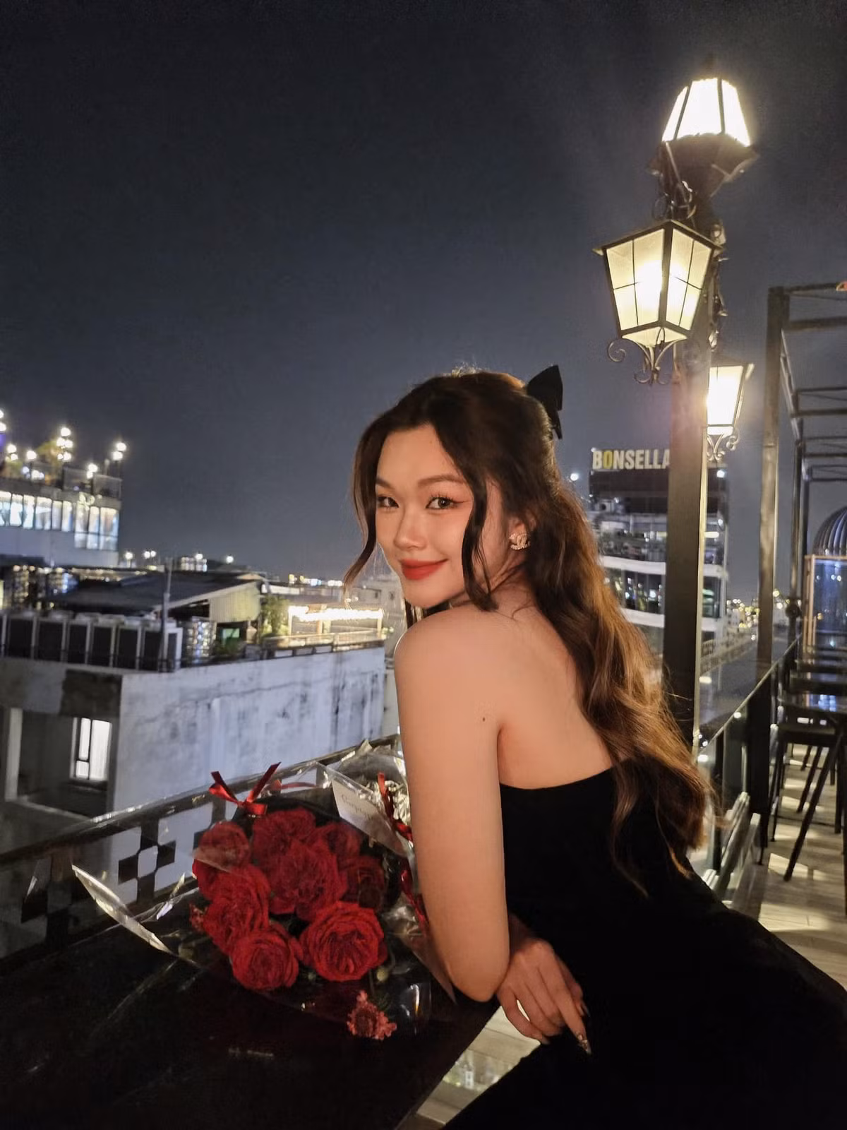 Không chỉ sở hữu nhan sắc xinh đẹp, thành tích học tập của Xuân Linh cũng rất đáng nể. Cô là học sinh giỏi nhiều năm liền trong 12 năm học phổ thông và được tuyển thẳng vào Học viện Ngoại giao.