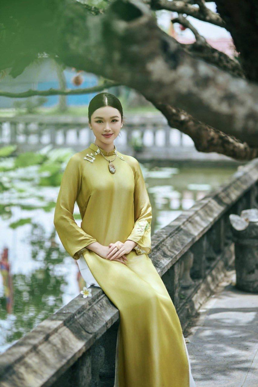 Xuân Linh từng đăng quang danh hiệu Hoa khôi Học viện Ngoại giao – Miss DAV 2023, đồng thời nhận giải phụ Hoa khôi Trí tuệ, thể hiện sự kết hợp giữa nhan sắc và trí tuệ.