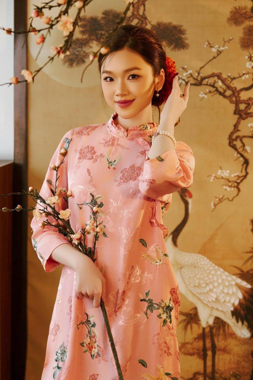 Được biết, cô gái vinh dự thực hiện nghi thức tặng hoa là Đoàn Thị Xuân Linh, sinh năm 2003 tại Hà Nội, hiện là sinh viên năm cuối ngành Quan hệ Quốc tế tại Học viện Ngoại giao.