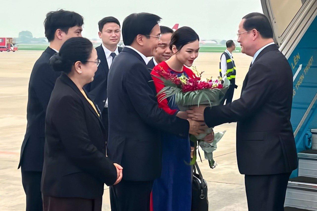 Tại lễ đón tiếp, Xuân Linh chọn mặc áo dài đỏ – màu sắc tượng trưng cho sự may mắn và thịnh vượng, đồng thời cũng là màu quốc kỳ của cả Việt Nam và Trung Quốc. Cô trang điểm nhẹ nhàng, búi tóc gọn gàng, toát lên vẻ đẹp tri thức và thanh lịch.