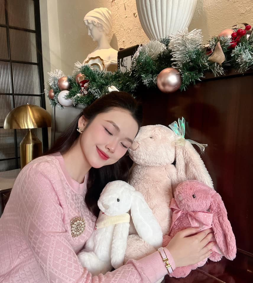 Trước đó, vào tháng 4/2024, Xuân Linh cũng từng tham gia đoàn đón tiếp và tặng hoa Thủ tướng Lào Sonexay Siphandone khi ông tới Hà Nội dự Diễn đàn Tương lai ASEAN 2024.