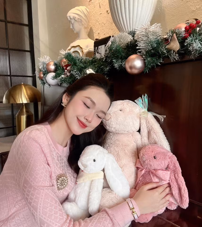 Trước đó, vào tháng 4/2024, Xuân Linh cũng từng tham gia đoàn đón tiếp và tặng hoa Thủ tướng Lào Sonexay Siphandone khi ông tới Hà Nội dự Diễn đàn Tương lai ASEAN 2024.