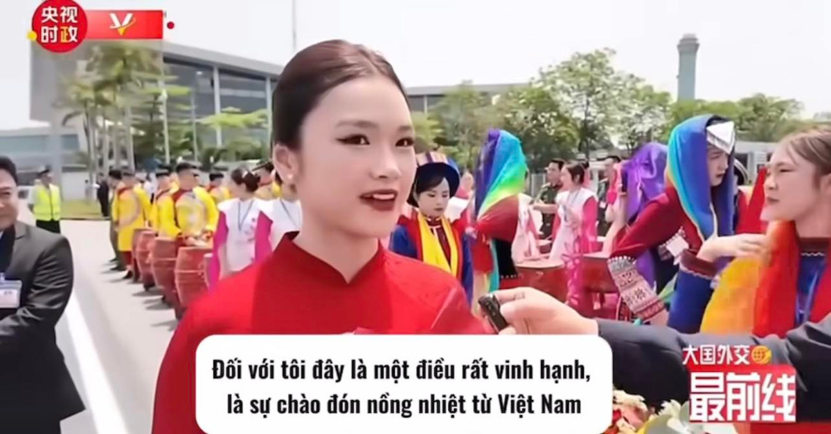 Mới đây, hình ảnh cô gái Việt Nam xinh đẹp, diện áo dài truyền thống duyên dáng, vinh dự đón tiếp, tặng hoa Tổng Bí thư, Chủ tịch nước Trung Quốc Tập Cận Bình trong chuyến thăm cấp Nhà nước của ông tới Việt Nam diễn ra từ ngày 14 - 15/4 đã nhận được rất nhiều sự quan tâm của cộng đồng mạng.