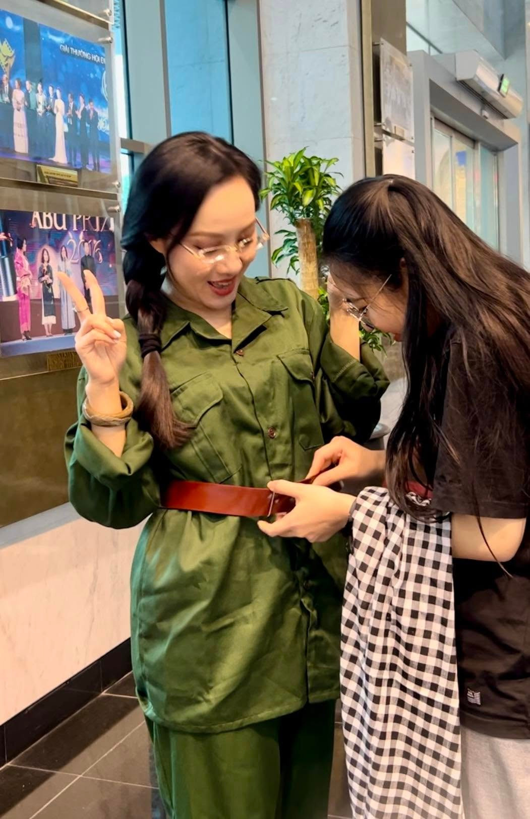 Trong những bức ảnh được đăng tải, Hoài Anh hóa thân thành cô dân quân với tóc tết phía sau. Hình ảnh giản dị gần gũi chiếm trọn thiện cảm từ người đối diện.